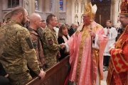 El arzobispo Shevchuk y el cardenal Dolan saludan a militares ucranianos en la catedral de San Patricio en Nueva York