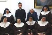 Las clarisas de Belorado, junto con el sacerdote vinculado a Pablo de Rojas que ahora las asiste espiritualmente. Foto: Captura Telecinco.