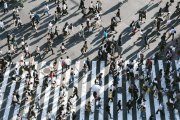 El trabajo frenético, el ritmo de vida, las relaciones vacías o la falta de sentido son algunos de los síntomas del mundo actual y causa del incremento de problemáticas de salud mental, según los obispos españoles (Foto: Unsplash / Ryoji Iwata).