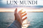 Cartel publicitario de la feria LuxMundi con una mano que muestra la luz y la grandiosidad, símbolos de Dios