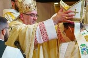 El cardenal Pizzaballa coloca la mitra al nuevo obispo auxiliar Bruno Varriano