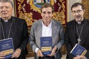 "Es un santo no solamente madrileño, sino universal. El pueblo cristiano de Madrid tuvo por santo a San Isidro desde que murió", ha remarcado Martínez Camino (en la foto: de izquierda a derecha, Camino, el alcalde y el arzobispo).