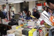 El Día del Libro salen a las calles de Barcelona los libros, las rosas y muchos lectores, habituales y ocasionales