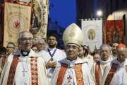 Luis Argüello, con mitra, junto al obispo  de Santander,  Manuel Sánchez Monge, y el cardenal Blázquez. en la procesión del Sagrado Corazón de 2024 en Valladolid