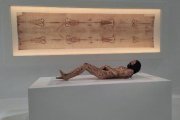 El cuerpo de Cristo, en una réplica basada en la Sábana Santa: es el elemento fundamental de la exposición itinerante 'The Mystery Man'. Foto: Vatican News.