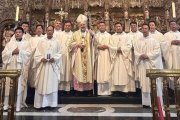 Capellanes de las comunidades chinas con el arzobispo Escribano en el Pilar de Zaragoza