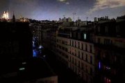 Imagen, de origen indeterminado, que circuló tras la inauguración blasfema de los Juegos Olímpicos, mostrando la basílica del Sacré-Coeur iluminada en una ciudad oscurecida.