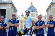 El ciclista holandés Schuurhuis posa fichado por la selección Atletica Vaticana en 2022