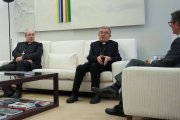 El ministro Félix Bolaños, a la derecha, recibió el 18 de abril en el Palacio de la Moncloa al presidente de la Conferencia Episcopal Española, Luis Argüello (en el centro) y a su secretario general, César García Magán.