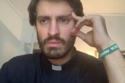 Mosén Carlos Pérez Laporta, nacido en 1990 y ordenado sacerdote en 2019, es licenciado en Derecho y Ciencias Políticas y va a concluir su tesis doctoral en la Universidad Gregoriana.