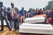Enterramiento de asesinados en Nigeria, donde los fulani, Boko Haram y el Estado Islámico está diezmando a la población cristiana.