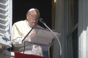"Son personas 'llenas de Dios', incapaces de permanecer indiferentes ante las necesidades del prójimo; testigos de caminos luminoso", dijo el Papa en la fiesta de Todos los Santos.
