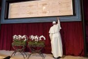 Francisco venera la Sábana Santa de Turín durante la ostensión de 2015. Foto: Vatican News.