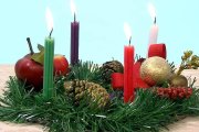 Corona de Adviento con cuatro velas, a las que podría añadirse una quinta como privilegio español por la defensa secular del dogma de la Inmaculada Concepción. Foto: captura HomeArt TV (Youtube).