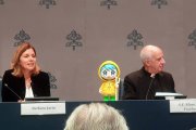 Rino Fisichella, pro-prefecto del Dicasterio para la Evangelización, y Barbara Jatta, directora de los Museos Vaticanos, en la presentación el pasado 28 de octubre de los actos culturales del Jubileo. La estrella del acto fue uno de ellos, Luce.
