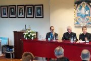 El arzobispo Vive, de casi 75 años, y Serrano Pentinat, de 47, presentan el nombramiento en La Seu
