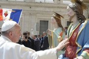 Francisco ha mostrado desde el inicio de su pontificado su devoción al Sagrado Corazón de Jesús. En la imagen, en la bendición de una imagen en la Plaza de San Pedro, en 2018. Foto: Vatican Media.