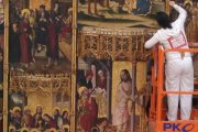 Ángeles Comba, durante la restauración del retablo de Oviedo realizada por Da Vinci Restauro.