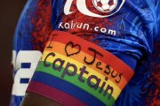 Marc Guehi, del Crystal Palace, sí portó el brazalete pero escribió a rotulador sobre él la frase "amo a Jesús".