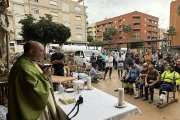 Misa de domingo en  la calle ante María Madre de la Iglesia, en Catarroja, Valencia, con parroquianos y limpiadores