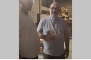 Fran Martínez, párroco de San Antonio, en Catarroja, con la reliquia del Padre Pío que consiguió días antes de las inundaciones