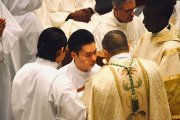 La misión principal de la Fundación CARF es rezar por los sacerdotes y por las vocaciones; después, difundir el buen nombre del sacerdote; y, como apoyo fundamental a su labor, ayudarles en su formación integral.
