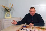 Matt Lorens, tras trabajar durante años para Planned Parenthood, abandonó la multinacional del aborto tras su conversión. Ahora se dedica a la evangelización a través del arte y los juegos educativos, como se ve en la imagen.