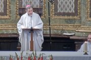 "Nuestro deseo de poder hacer con el cuerpo lo que queramos se tiene que enfrentar antes o después con la última limitación, el hecho de que somos mortales", expresó el obispo Segura en la homilía.