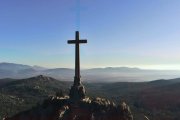 La Cruz del Valle de los Caídos, certificada por el libro Guinness como la más alta del mundo, preside la Sierra de Madrid desde 1959. Foto: captura del documental 'Valle de los Caídos' de Terra Ignota.