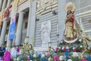 Una escena de las fiestas de la Almudena de 2022, ante la catedral, con las flores y la Virgen