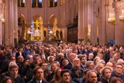 El instante de la apertura de la puerta de la catedral de Notre Dame por el arzobispo de París, Laurent Ulrich,en la inauguración tras su restauración, este 7 de diciembre.