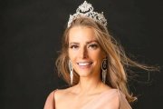 Hannah Neeleman, granjera, casada y madre de ocho hijos, fue coronada en 2023 como "reina de las esposas" en el certamen Mrs. America.