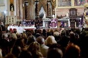 Un momento de la homilía de monseñor Enrique Benavent, que escuchan los Reyes junto a cientos de personas en la catedral de Valencia. Foto: A. Sáiz - Delegación Medios de Comunicación del Arzobispado de Valencia.