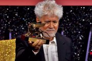 Pedro Almodóvar, al recibir el pasado 7 de septiembre el León de Oro del Festival de Cine de Venecia por 'La habitación de al lado'.