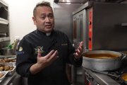 Leo Patalinghug, en los fogones de su primer restaurante estático, Gastro Social, en Baltimore. Foto: captura EWTN.