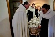 Un momento del traslado del sepulcro de Santa Teresa.