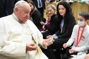 Francisco conversa con uno de los niños enfermos asistentes a la recepción. Foto: Vatican Media.
