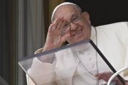 El Papa Francisco saluda a los peregrinos en el rezo del Ángelus dominical