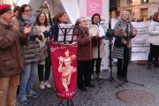 La congregación de belenes en la Plaza de Sant Jaume estuvo acompañada por el canto de villancicos. Foto: captura betevé.