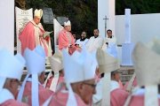'¿Qué debemos hacer?', le preguntaba la gente a Juan el Bautista. En su homilía en Ajaccio, Francisco (con los ornamentos color rosa propios del domingo Gaudete) quiso responder a esa pregunta para nuestros días. Foto: Vatican Media.