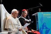Francisco, junto al cardenal Bustillo, en la clausura del congreso sobre religiosidad popular que ha tenido lugar en Ajaccio (Córcega). Foto: Vatican Media.