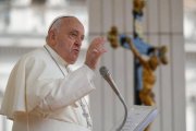La bendición de Francisco, que alertó a los fieles presentes en la Plaza de San Pedro de la necesidad de mantener alejado al demonio. Foto: Vatican Media.