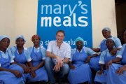 Magnus MacFarlane-Barrow, el fundador de Mary's Meals, con varias voluntarias de la organización.
