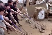 Voluntarios de toda España han llegado a Valencia para ayudar a quienes necesitaban esa ayuda para paliar los daños de la inundación e intentar volver -allí donde no sea del todo imposible- a la normalidad.