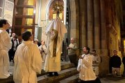 El obispo Vilanova bendice Barcelona desde la parroquia de Santa Teresita, en el barrio de Gracia, con la Adoración Nocturna