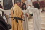 Sacerdote con metralleta en misa... no es un montaje pero se ha sacado de contexto