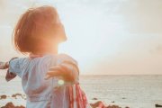 La libertad interior nos permite dejar de ser prisioneros de las circunstancias, sobre todo mediante la confesión, que nos libra de las cadenas del remordimiento. Foto: Fuu Ju / Unsplash.