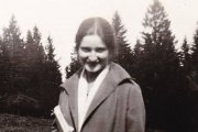 A los 25 años, en plena juventud, experimentó una profunda crisis existencial y de fe. Atraída por el misterio de la Eucaristía, recibió el bautismo en la Iglesia católica el 19 de marzo de 1928.