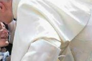 Laura viajó al Vaticano en 2016 donde fue recibida por el Papa Francisco, que la animó a seguir cargando con la cruz