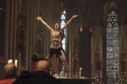 Una activista feminista se sube semidesnuda al altar de la catedral de Colonia en plena misa de Navidad